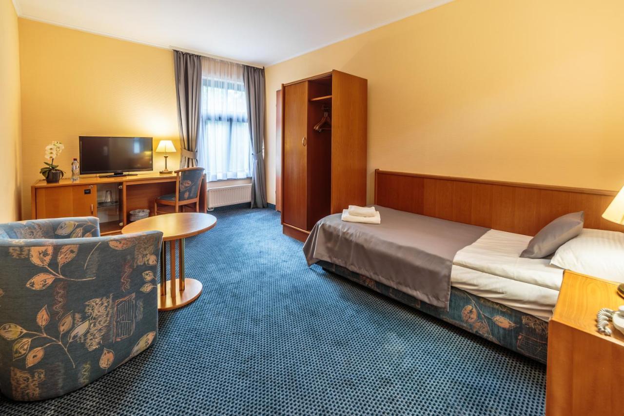 Hotel Fenix Jelenia Góra Exteriör bild
