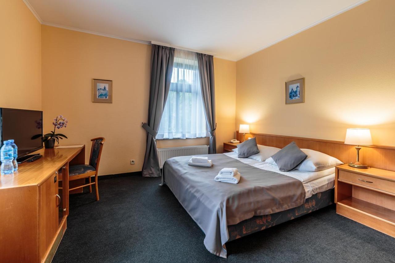Hotel Fenix Jelenia Góra Exteriör bild